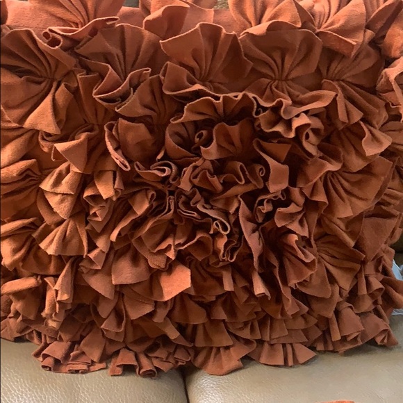 Throw pillows - Picture 2 of 2